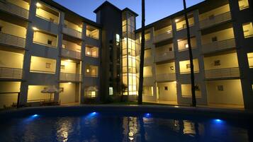 Una piscina al aire libre de temporada