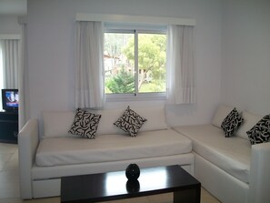 Perheyhteismajoitus, useita sänkyjä | Olohuone | Taulutelevisio