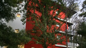 Un edificio rojo con un letrero que dice "AVUTARDA DE CANOLO".