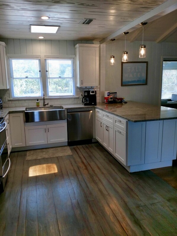 Family Cottage | Private kitchen | Full-size fridge, microwave, oven, stovetop - Rad's Cozy Cottage on Canal (Siesta Key)
