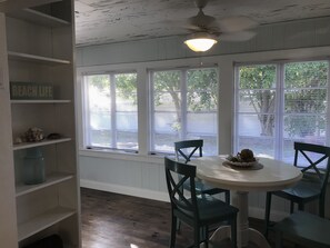 Family Cottage | In-room dining - Rad's Cozy Cottage on Canal (Siesta Key)