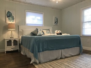 2 bedrooms, memory-foam beds, individually decorated - Rad's Cozy Cottage on Canal (Siesta Key)