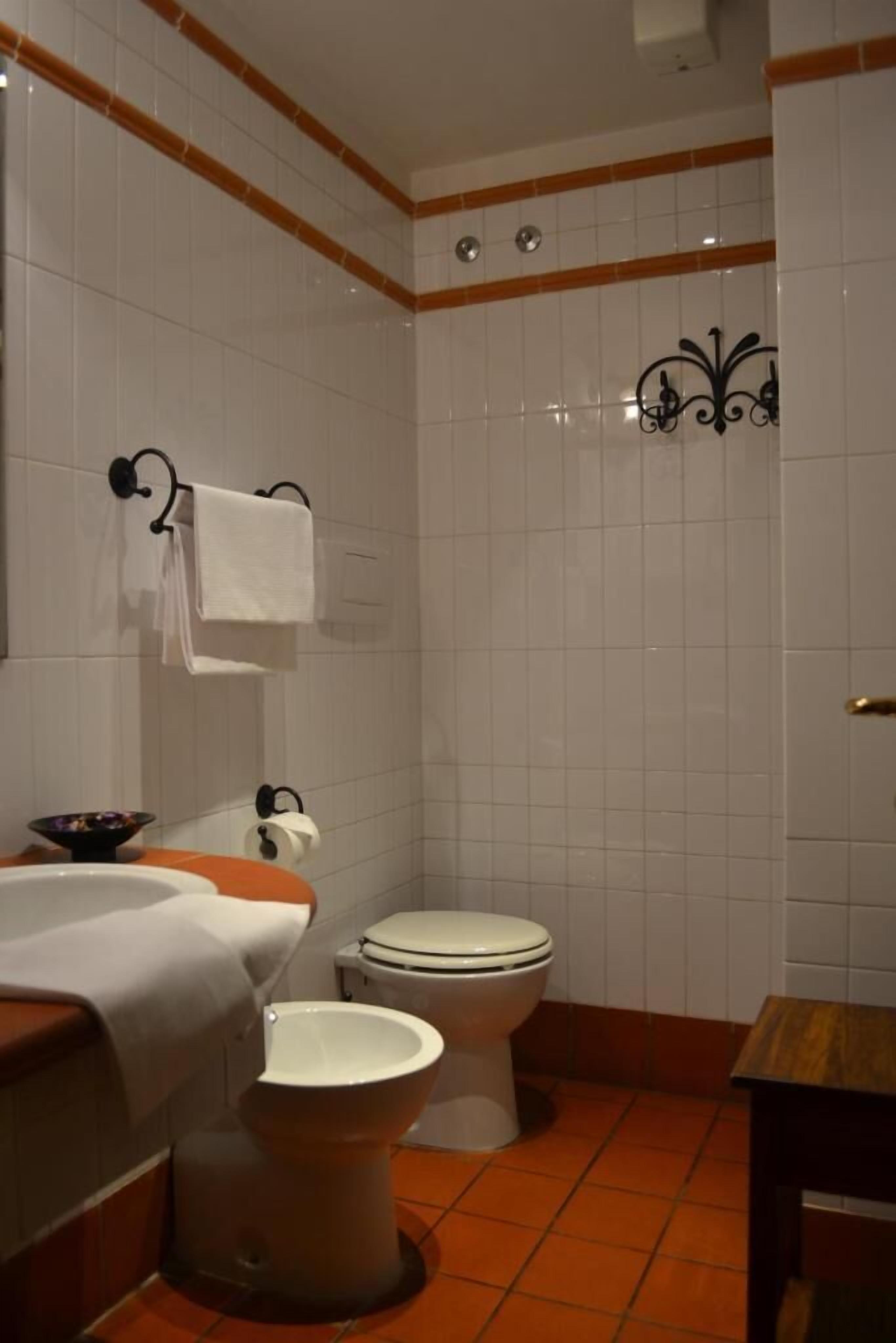 Doppelzimmer | Badezimmer | Dusche, Haartrockner, Bidet, Handtücher