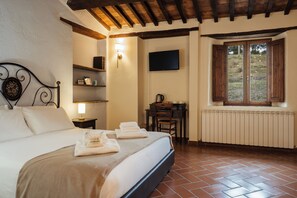 Deluxe Double Room, 1 Queen Bed, Private Bathroom, Mountain View | Frette Italian sheets, premium bedding, down duvets, pillow-top beds - Terre di GIORGIO - Agriturismo Villa la Palazzetta (Castiglione d'Orcia)
