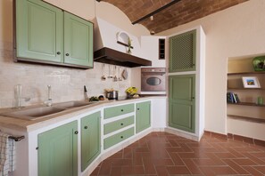 Apartment, Multiple Beds, Kitchen | Private kitchen | Coffee/tea maker, electric kettle