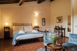 Dobbeltrom – deluxe, 1 queensize-seng, privat bad, fjellutsikt | Italienske Frette-laken, sengetøy av topp kvalitet og dundyner