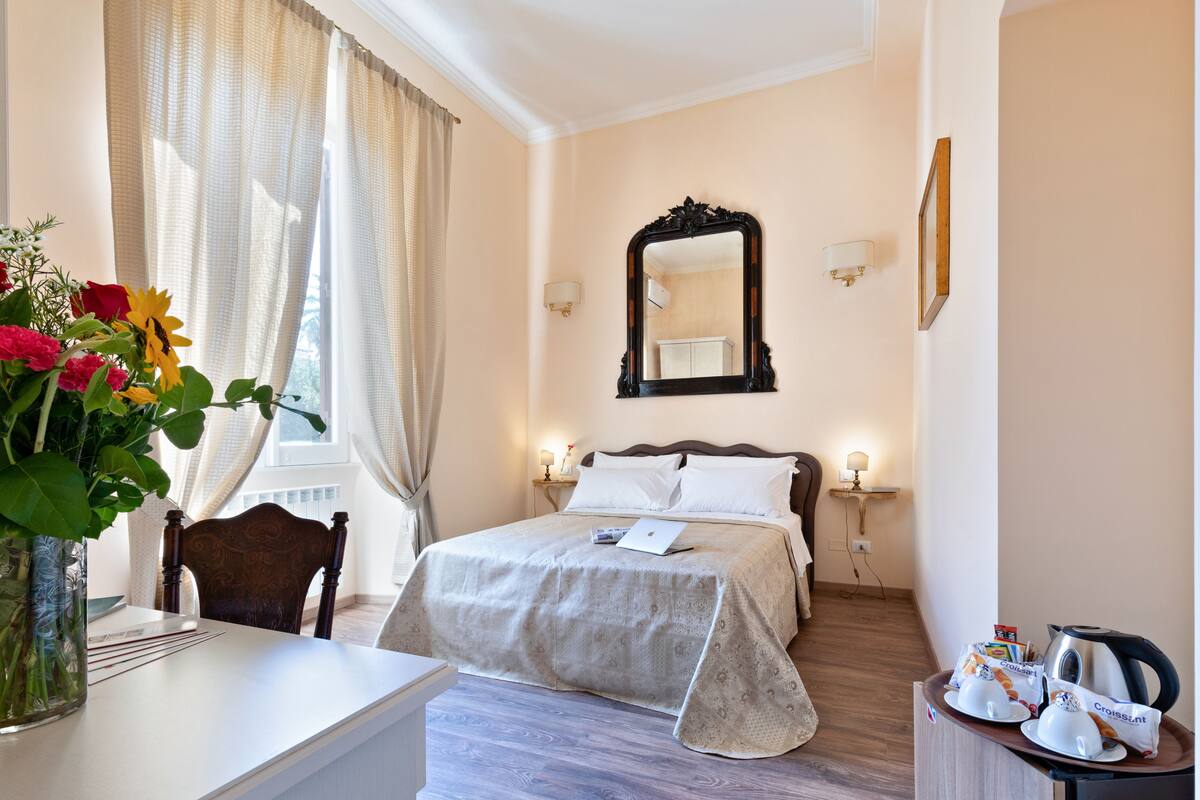Quarto casal standard | Cofres nos quartos, escrivaninha, Wi-Fi de cortesia, roupa de cama
