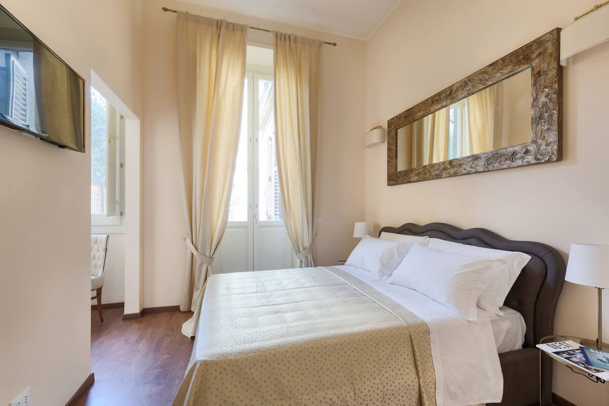 Quarto casal luxo | Cofres nos quartos, escrivaninha, Wi-Fi de cortesia, roupa de cama