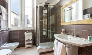 Habitació triple estàndard | Bany | Dutxa, capçal de dutxa d'hidromassatge i articles de tocador gratuïts 