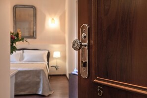 In-room safe, desk, free WiFi, bed sheets - Vatican Domus (Rome)