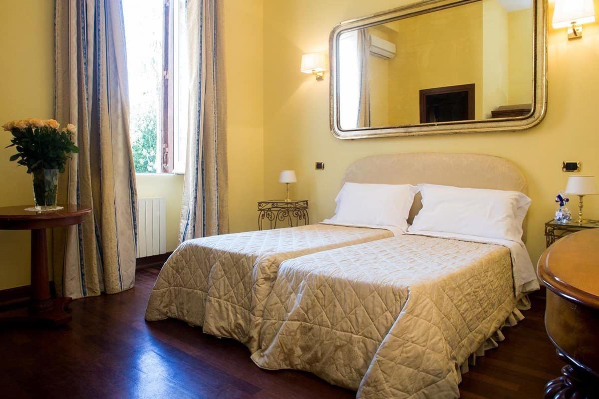 Quarto triplo standard | Cofres nos quartos, escrivaninha, Wi-Fi de cortesia, roupa de cama