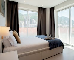 Ropa de cama de alta calidad y tabla de planchar con plancha