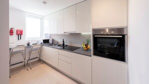 Deluxe Studio with Sea Views and Balcony | Eget kjøkken | Kjøleskap, mikrobølgeovn, kokeplater og oppvaskmaskin