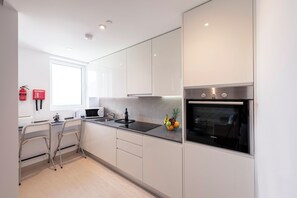 Deluxe Studio with Sea Views and Balcony | Privat køkken | Køleskab, mikrobølgeovn, kogeplade, opvaskemaskine