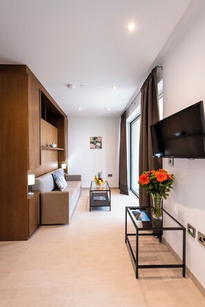 32-inch flat-screen TV with digital channels, TV - Bentley Holiday Apartments - West One (Gibraltar)