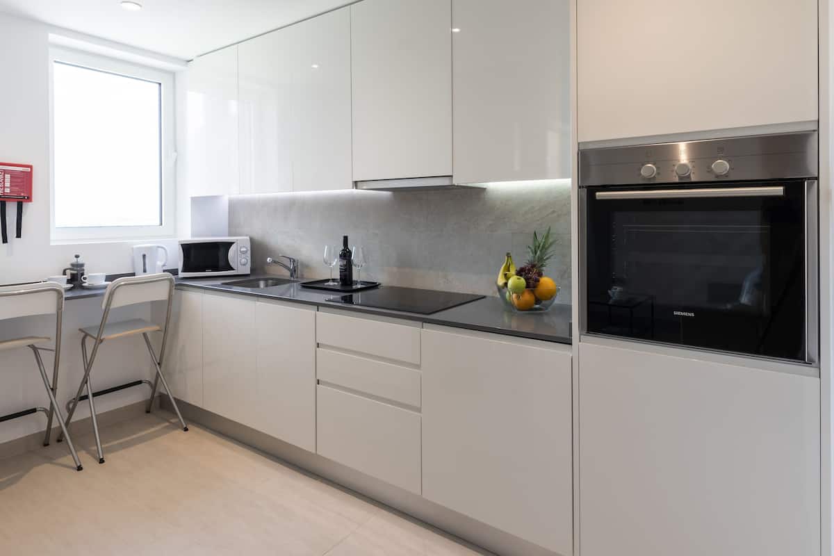 Deluxe Studio with Balcony | Cocina privada | Frigorífico, microondas, placa de cocina y lavavajillas