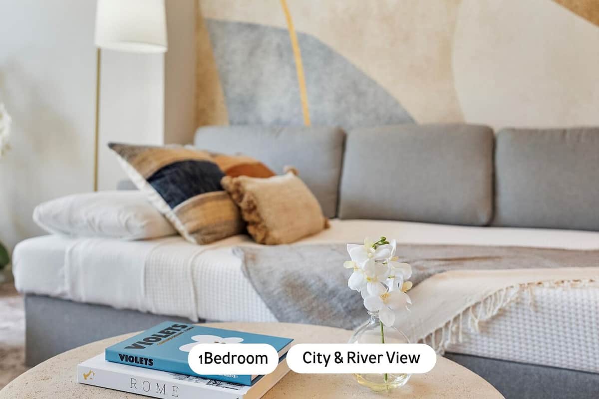 Premium Apartment, 1 King Bed with Sofa bed, Balcony, Lake View | Living area