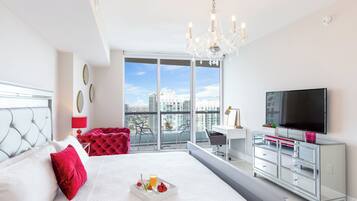 Boutique Apart, 1 King & Sofa Bed, Sauna, River/City Views, Balcony4107 | 2 phòng ngủ, bộ trải giường bằng vải cotton Ai Cập