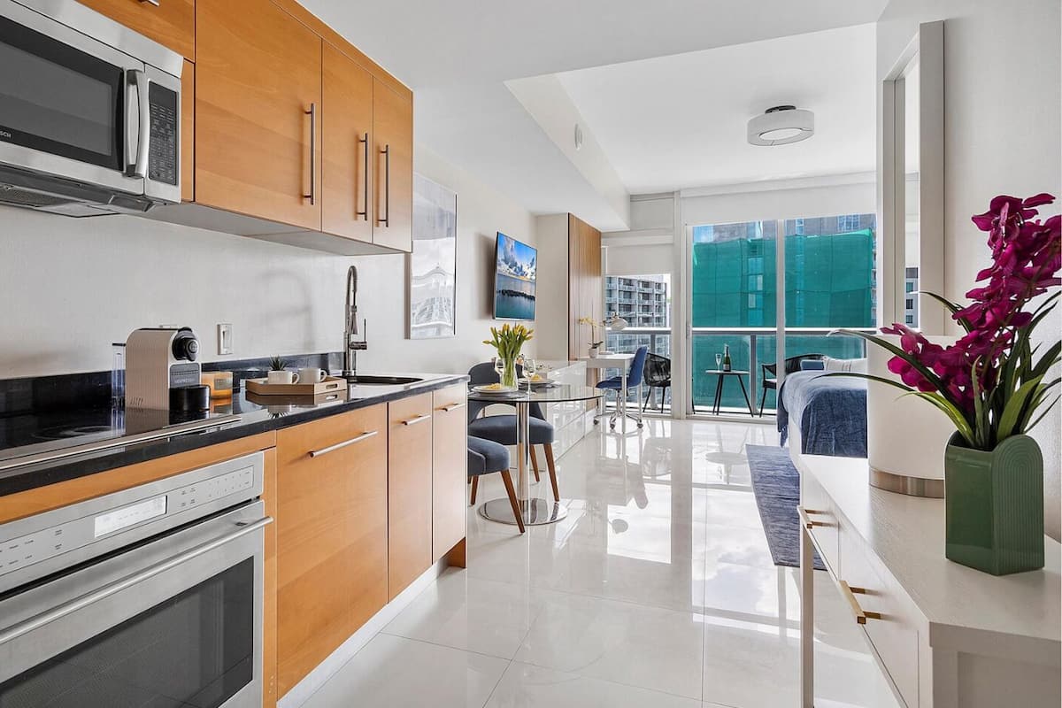 Premium Studio, 1 Queen Bed, Balcony, Lake View | Living area