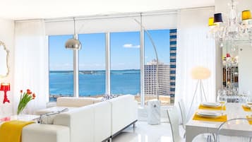 Presidential Corner Apart, 2/2 and Sofa Bed, Ocean View1608 | 起居區 | 50-吋智慧型電視、數位頻道、電視