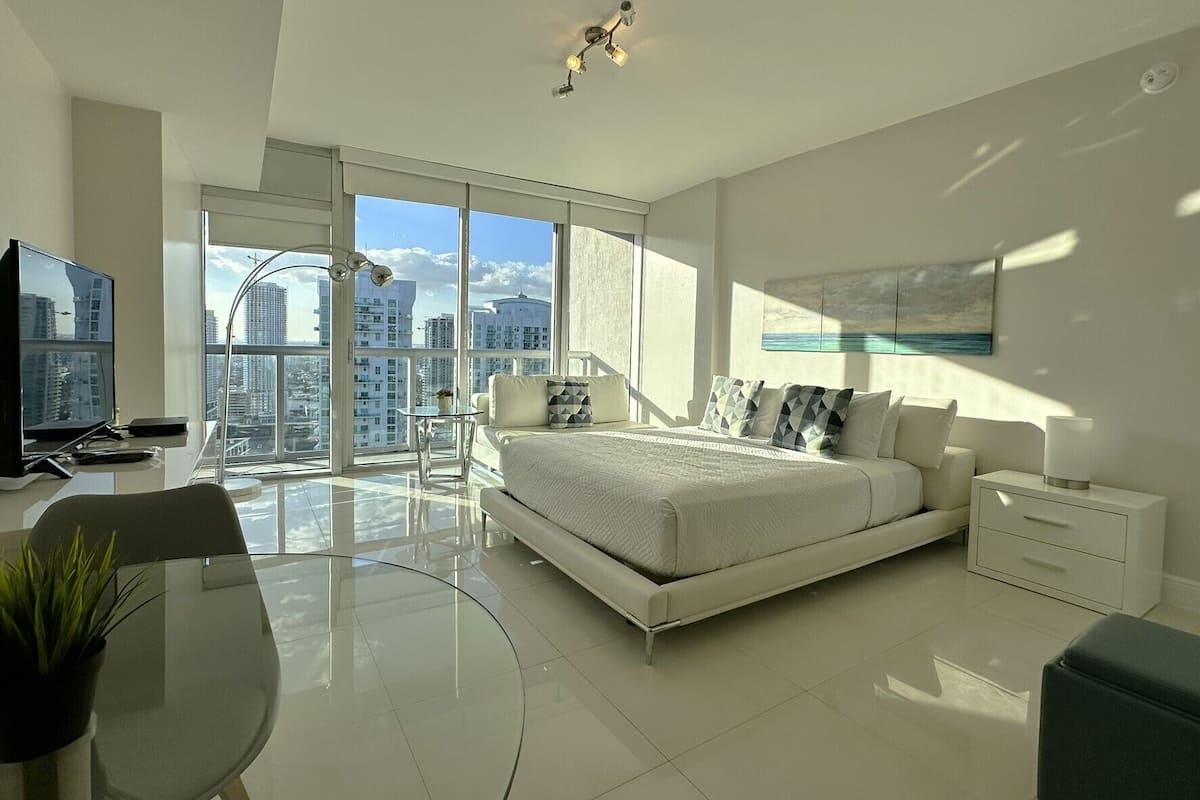 business studio suite, 1 queen, balcony, city/river view | egyptian cotton sheets, premium bedding, in-room safe
