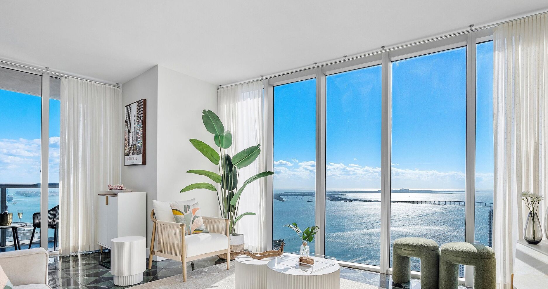 Presidential Corner Apart, 2 Bedrooms, Frontal Ocean Views4310 | Oleskelualue | 50–tuumainen äly-TV, jossa digitaalikanavat