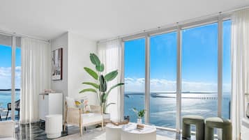 Presidential Corner Apart, 2 Bedrooms, Frontal Ocean Views4310 | 客廳 | 50 吋智能電視連數碼電視頻道、電視