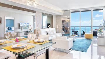 Familie appartement, Meerdere bedden, uitzicht op zee | Woonruimte | Een 50-inch smart-tv met digitale zenders en televisie