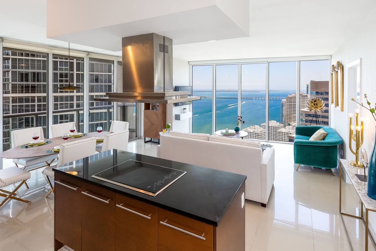 boutique corner apart, 2/2, sofa bed, ocean view, balcony | living area | smart tv