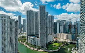 A high-rise urban area with modern skyscrapers, a central circular building, and a waterfront with boats. - Miami Vacation Rentals - Brickell (Miami)