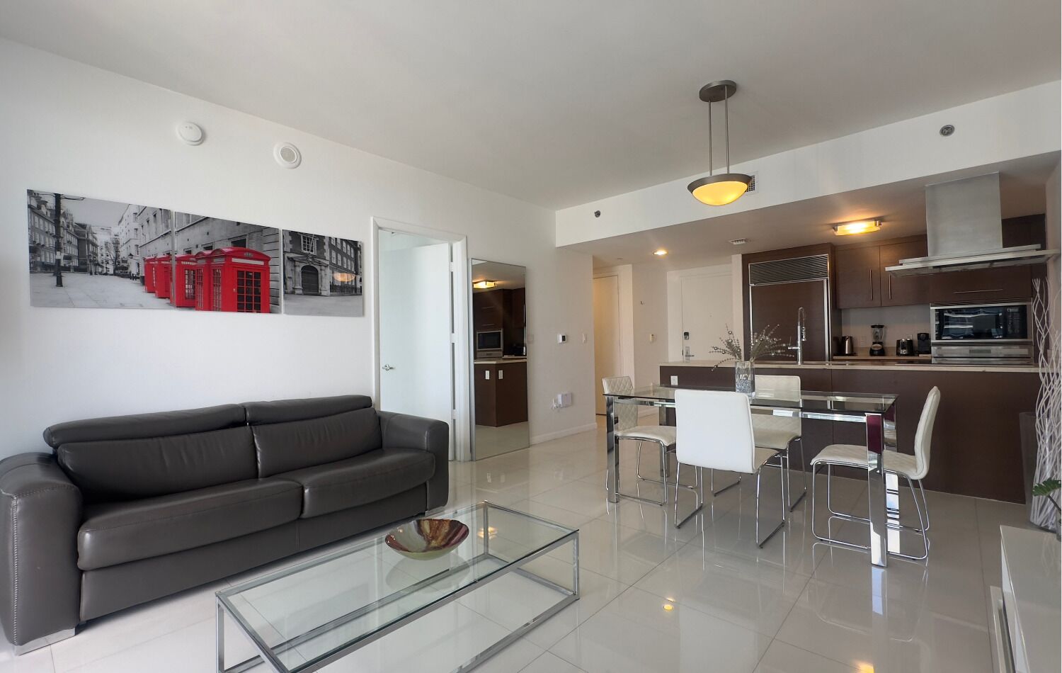 Comfort Apartment, 1 King Bed with Sofa bed, Balcony, Partial Ocean View | Living area