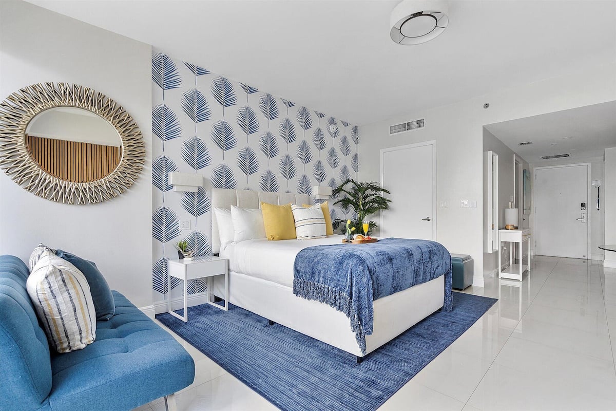 Business Studio Suite, 1 Queen, Balcony, City/River View 3805 | 2 bedrooms, Egyptian cotton sheets, premium bedding, in-room safe