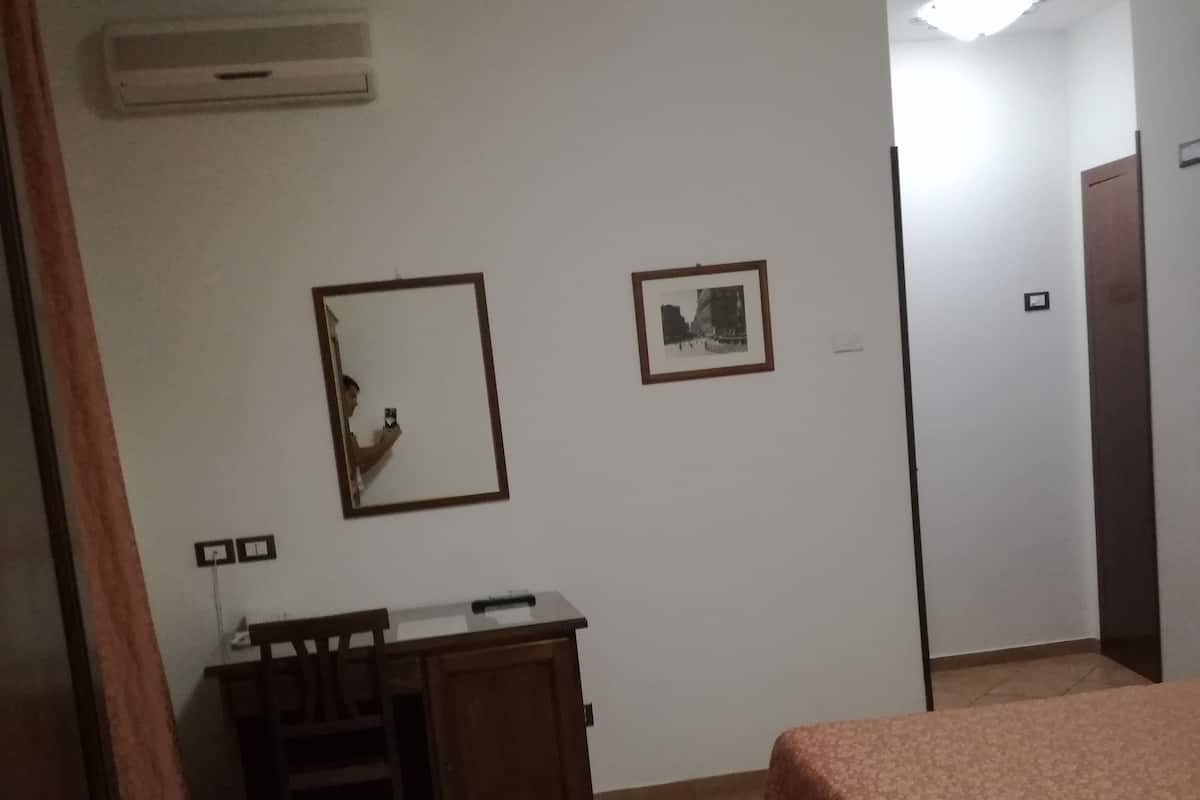 Habitación básica, 1 cama matrimonial, baño privado | Escritorio, insonorización, wifi gratis y ropa de cama