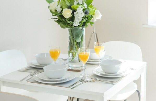 In-room dining - Approved Serviced Apartments Park Rise (Manchester)