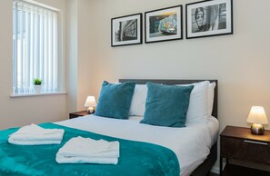 Individually decorated, individually furnished, iron/ironing board - Approved Serviced Apartments Park Rise (Manchester)