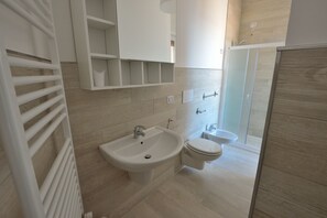 Shower, rainfall showerhead, free toiletries, hair dryer - Zenith (Gallipoli)