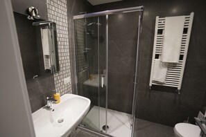 Comfort Double Room | Bathroom | Shower, rainfall showerhead, free toiletries, slippers