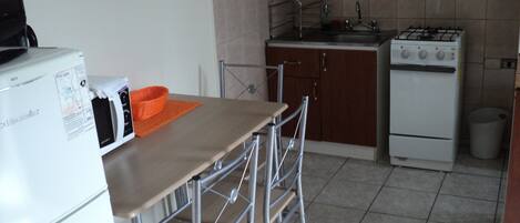 スタンダード アパートメント ベッド (複数台) 禁煙 | リビング エリア | 24 インチの薄型テレビ (ケーブル放送視聴可)、液晶テレビ