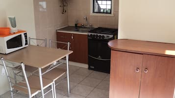 Apartamento standard, várias camas, para não fumantes | Cozinha americana privada | Geladeira grande, micro-ondas, fogão, cooktop