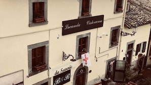 A building with a sign reading "Locanda Cistercense da Savorio" and a restaurant sign "B&B". - B&B Locanda Cistercense (Viterbo)