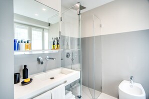 Dobbeltrom – standard, 1 queensize-seng, ikke-røyk | Bad | Dusj, regndusjhode, designertoalettartikler og hårføner