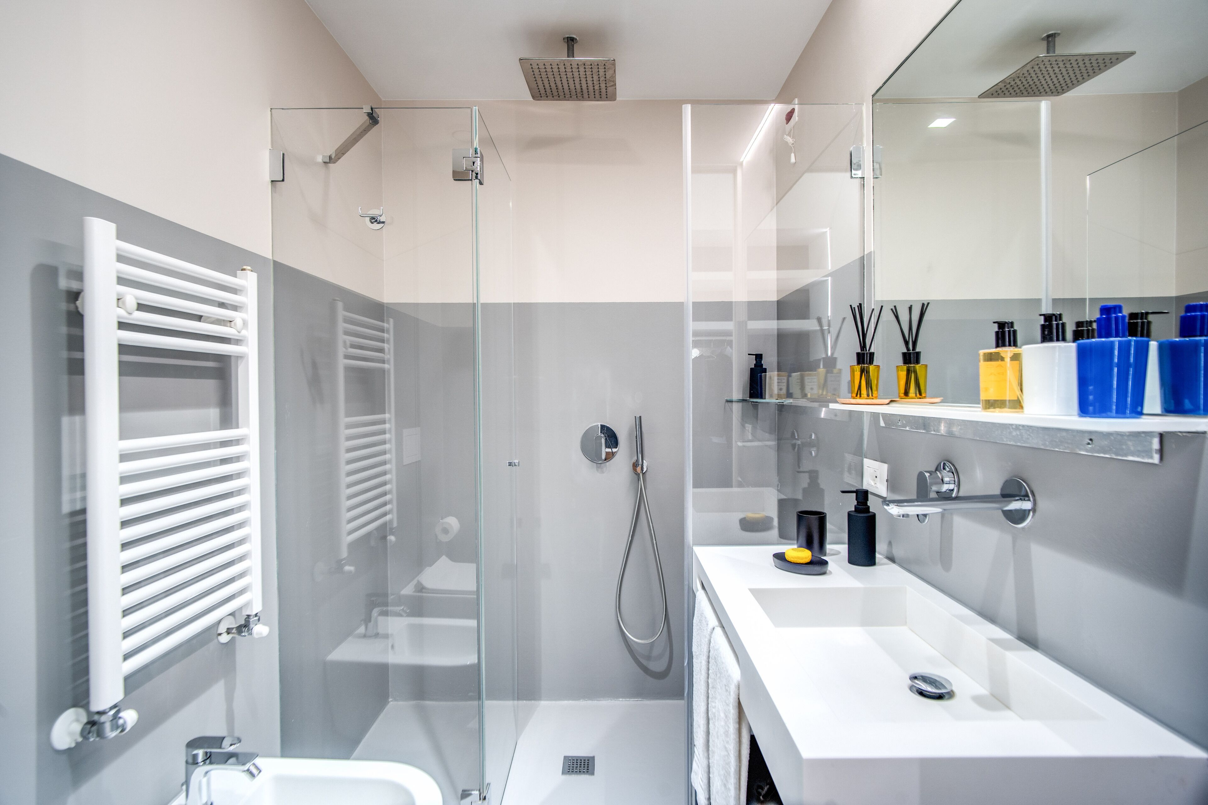 Chambre Double Deluxe, 1 grand lit, non-fumeurs | Salle de bain | Douche, douche à « effet pluie », articles de toilette de luxe