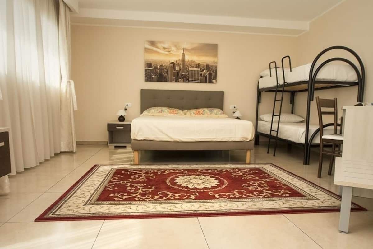 Junior suite, terras | Een kluis op de kamer, een bureau, verduisterende gordijnen