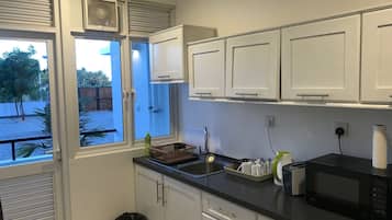 2 Bedrooms Apartment | Dapur pribadi | Lemari es, microwave, kompor, dan ketel listrik