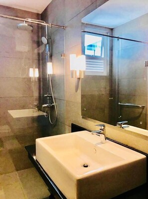 Een douche, gratis toiletartikelen, handdoeken