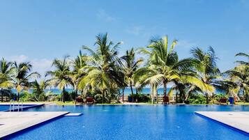 Outdoor pool, open 7 AM to 6 PM, pool loungers