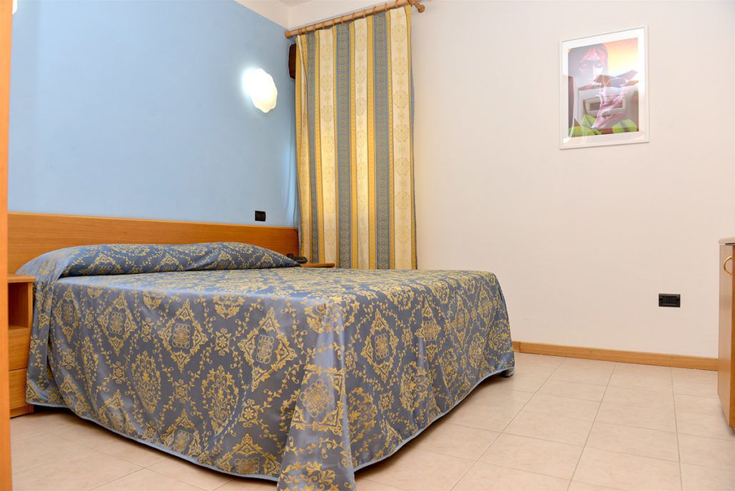 Escrivaninha, quartos à prova de som, Wi-Fi de cortesia, roupa de cama