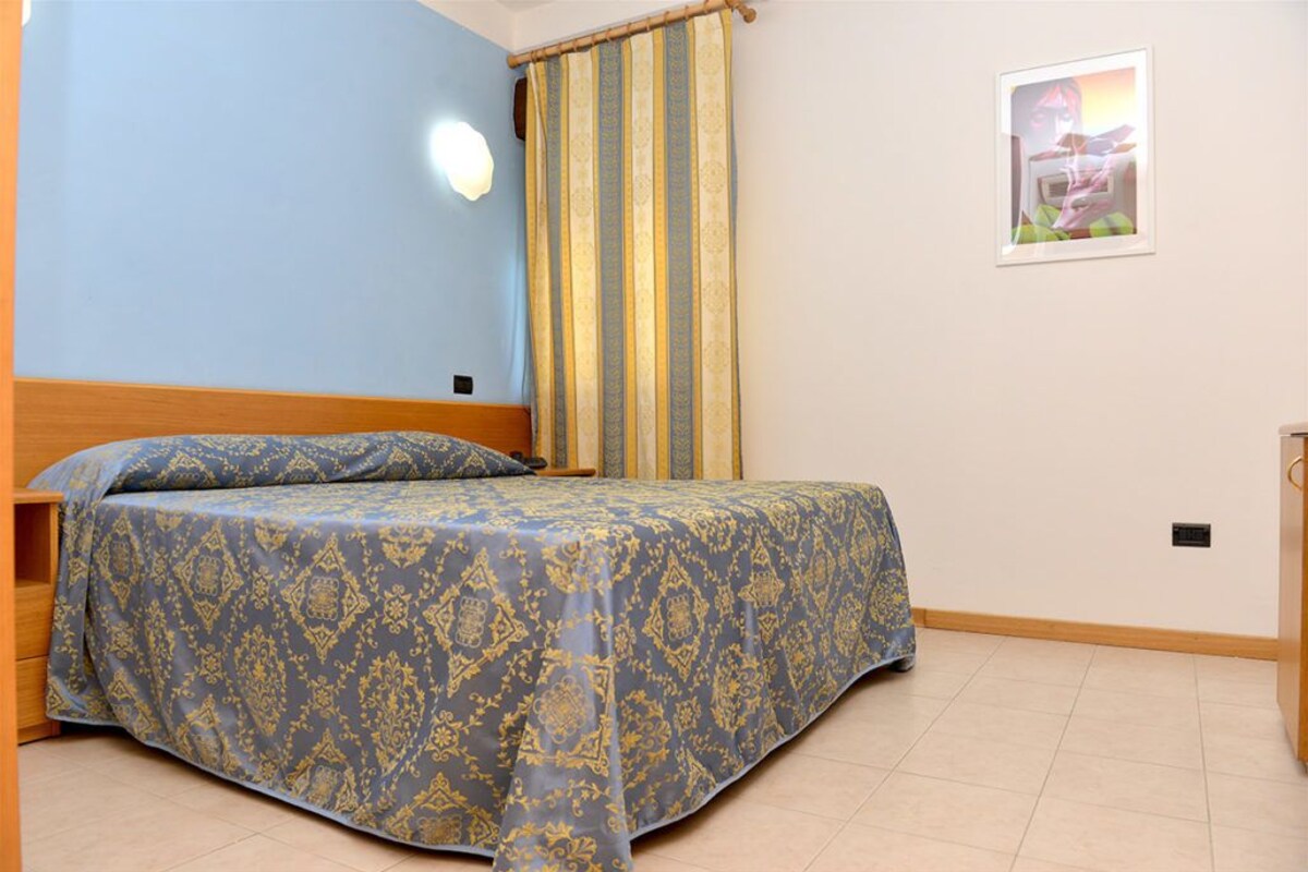 Escrivaninha, quartos à prova de som, Wi-Fi de cortesia, roupa de cama