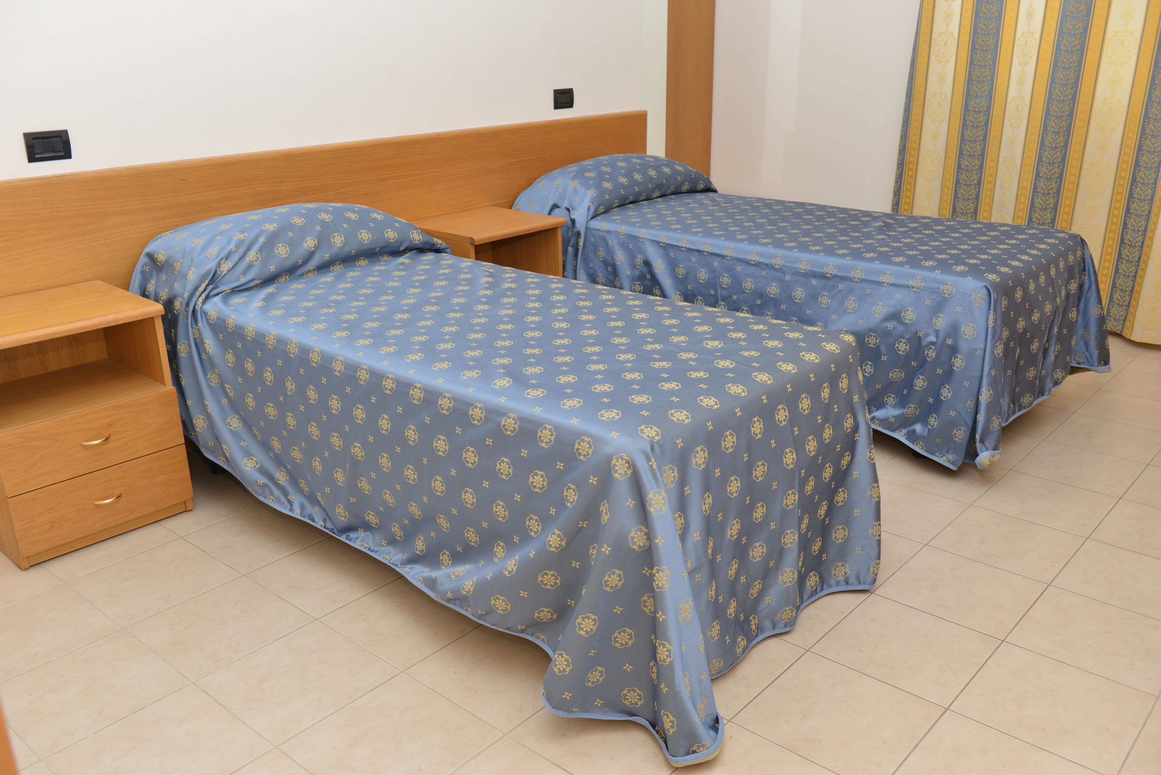Escrivaninha, quartos à prova de som, Wi-Fi de cortesia, roupa de cama