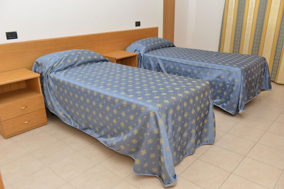 Escrivaninha, quartos à prova de som, Wi-Fi de cortesia, roupa de cama